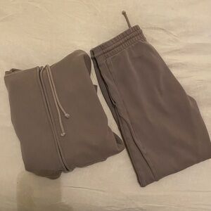 TNA turner taupe jogger set
Aritzia